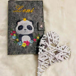 Panda Stickdatei – Niedliches Pandamotiv mit Blumenkranz & Krönchen für süße Projekte - Sewando