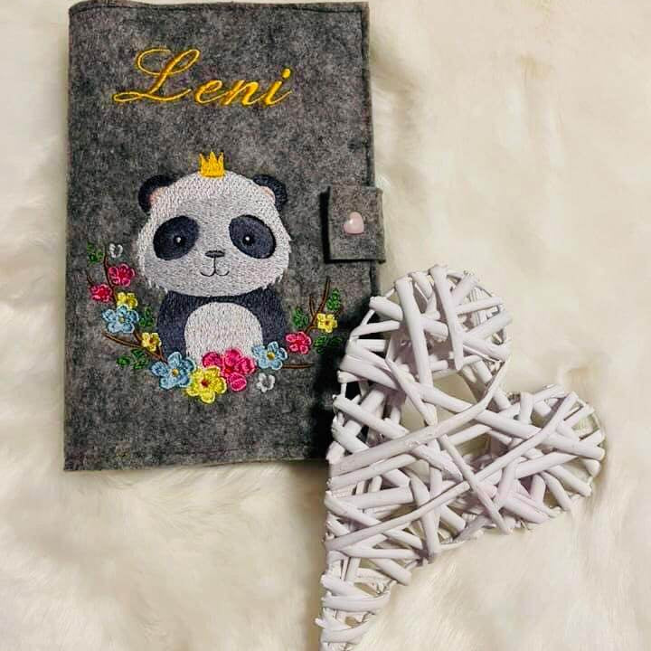 Panda Stickdatei – Niedliches Pandamotiv mit Blumenkranz & Krönchen für süße Projekte - Sewando