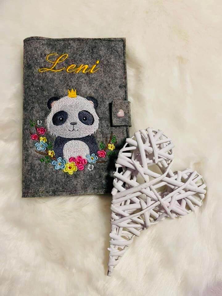 Panda Stickdatei – Niedliches Pandamotiv mit Blumenkranz & Krönchen für süße Projekte - Sewando