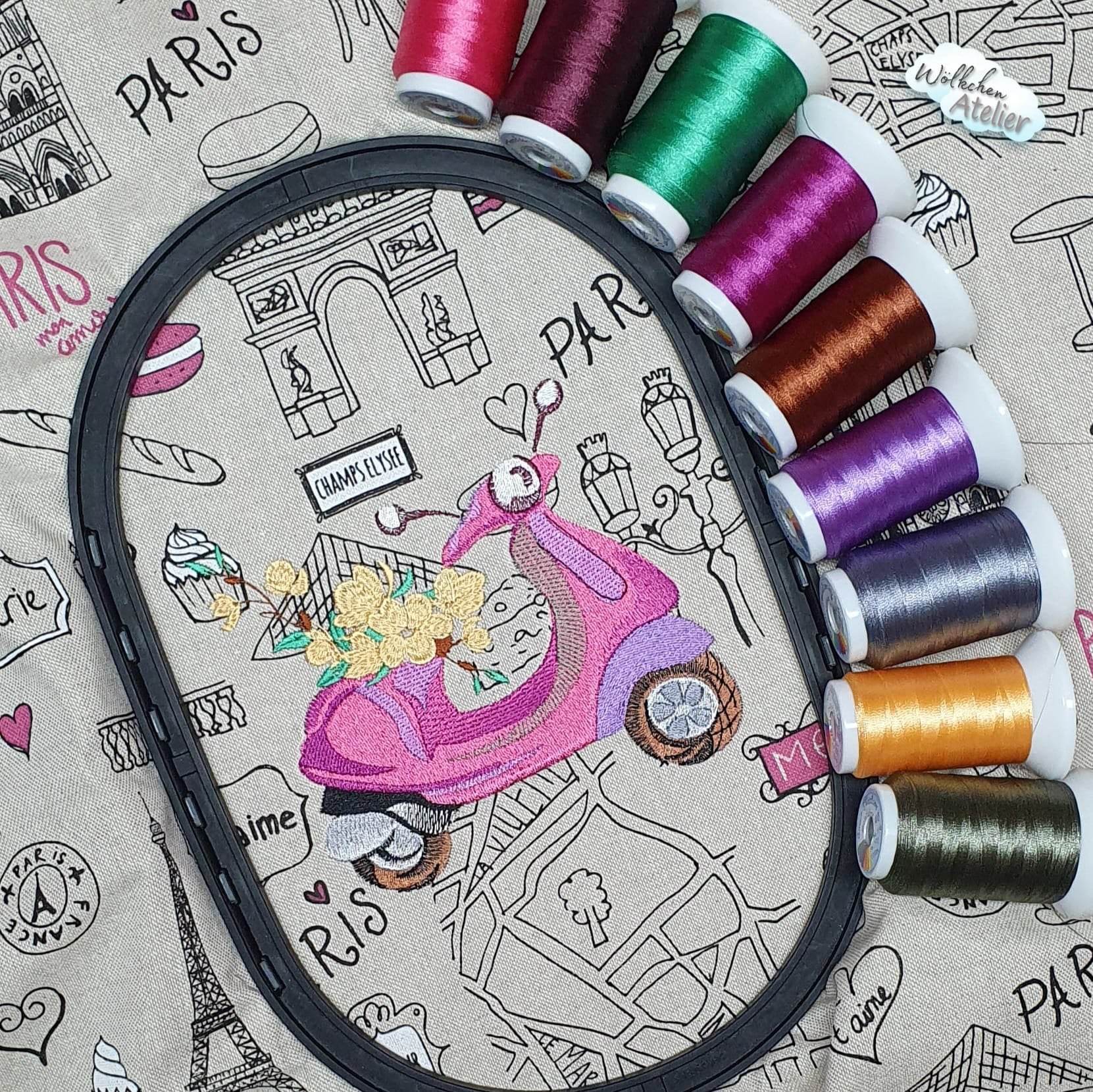Roller Stickdatei – verspieltes Sommermotiv für Kleidung & Taschen - Sewando