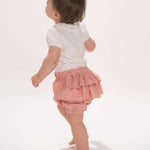 Schnittmuster Baby Twinset Babykleid Hängerchen und Pumphose, Kind trägt pinke Pumphose mit Rüschen, passende Sommerbekleidung.