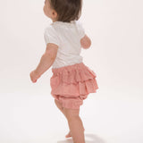 Schnittmuster Baby Twinset Babykleid Hängerchen und Pumphose, Kind trägt pinke Pumphose mit Rüschen, passende Sommerbekleidung.