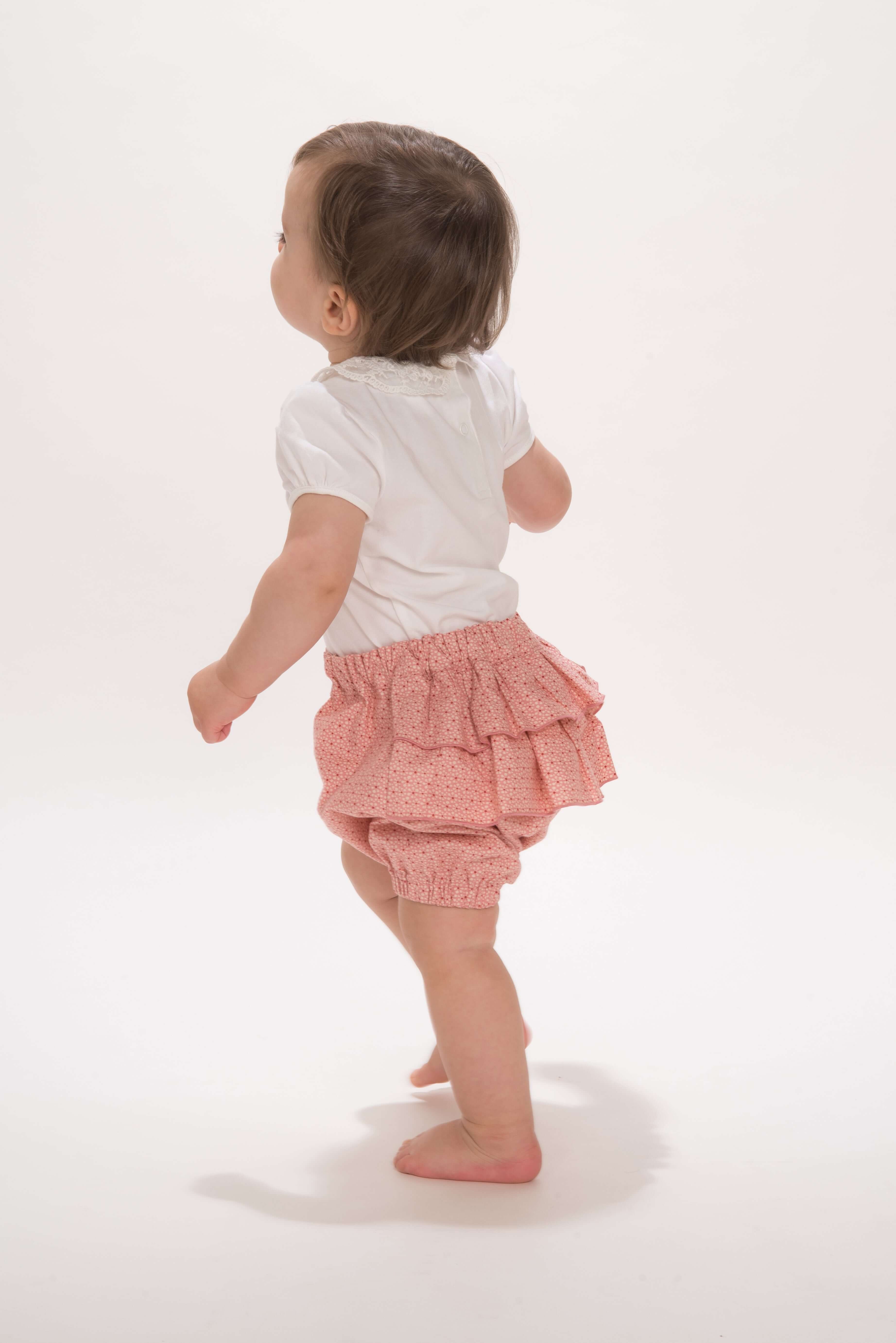 Schnittmuster Baby Twinset Babykleid Hängerchen und Pumphose, Kind trägt pinke Pumphose mit Rüschen, passende Sommerbekleidung.