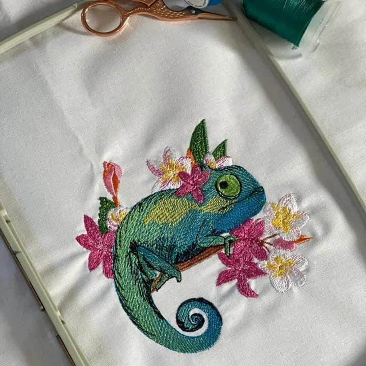 Chamäleon Stickdatei – farbenfrohes Motiv für Kleidung, Taschen & Deko - Sewando