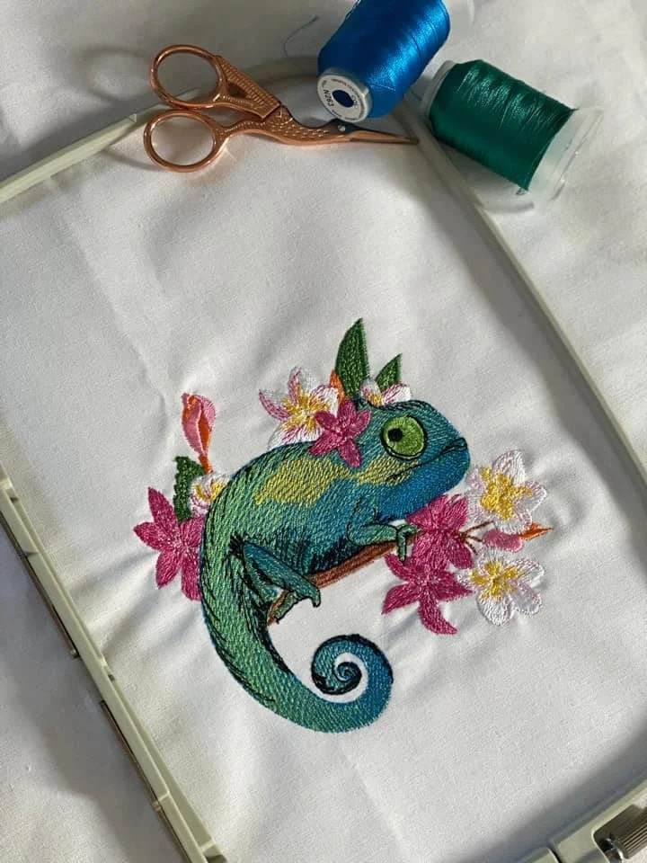 Chamäleon Stickdatei – farbenfrohes Motiv für Kleidung, Taschen & Deko - Sewando