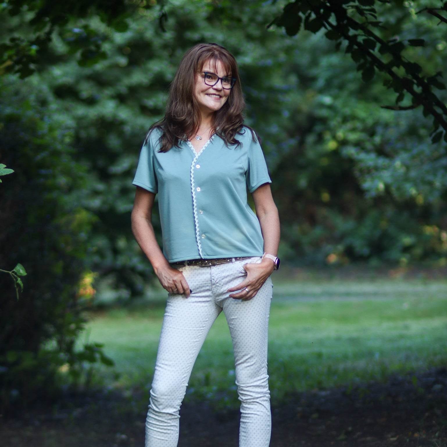 Schnittmuster Bluse DAISY - V-Ausschnit mit Rüsche, Kurzarm | Gr. 32-50 (PDF) - Sewando