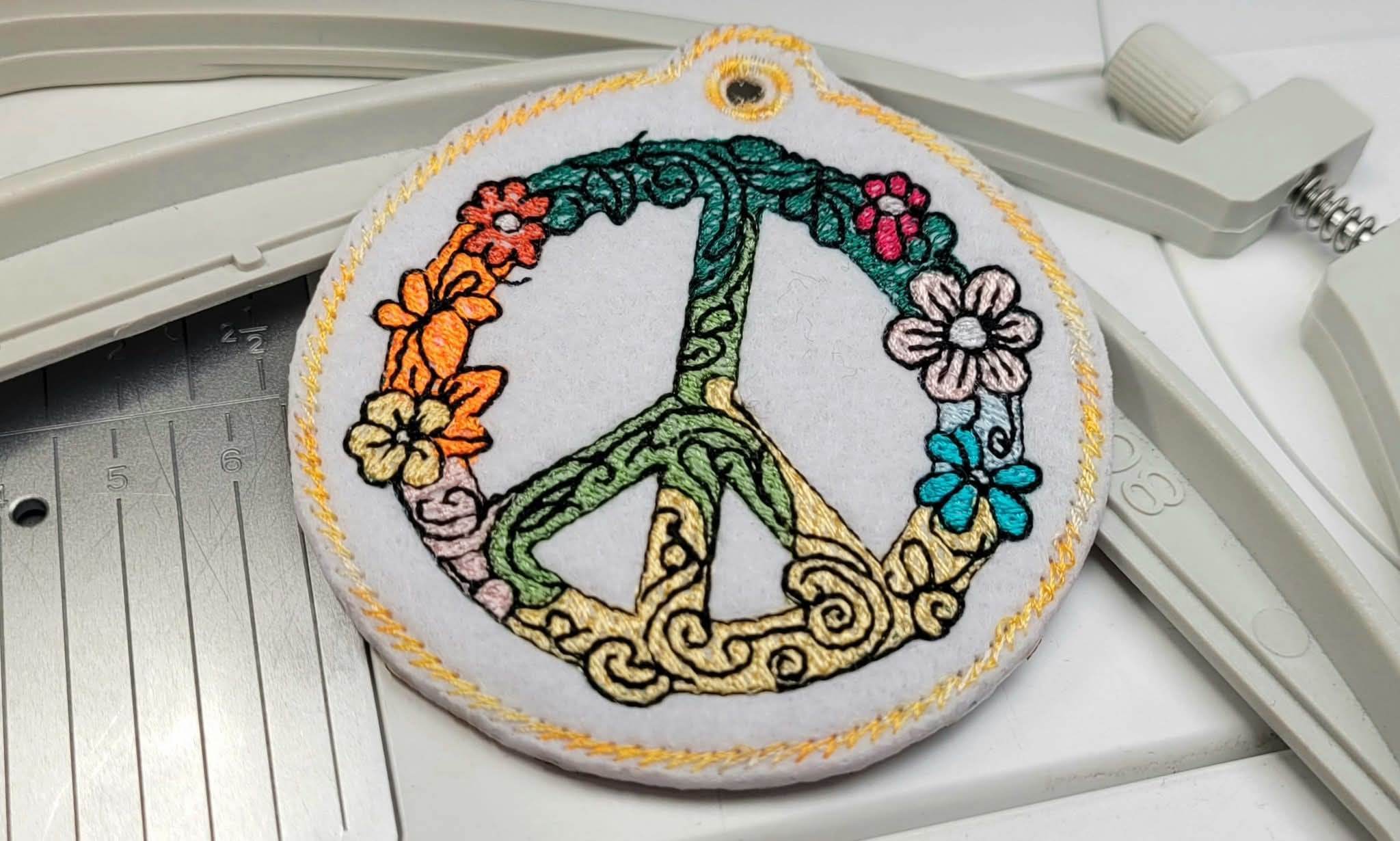 Peace Zeichen Anhänger Motiv für Effektfolien geeignet 6 Größen Stickdatei - Sewando