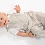 Schnittmuster Latzhose für Babys, MAX in hellen Stoff, bequem und bewegungsfreundlich für aktive Kinder.