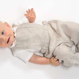 Schnittmuster Latzhose für Babys, MAX in hellen Stoff, bequem und bewegungsfreundlich für aktive Kinder.