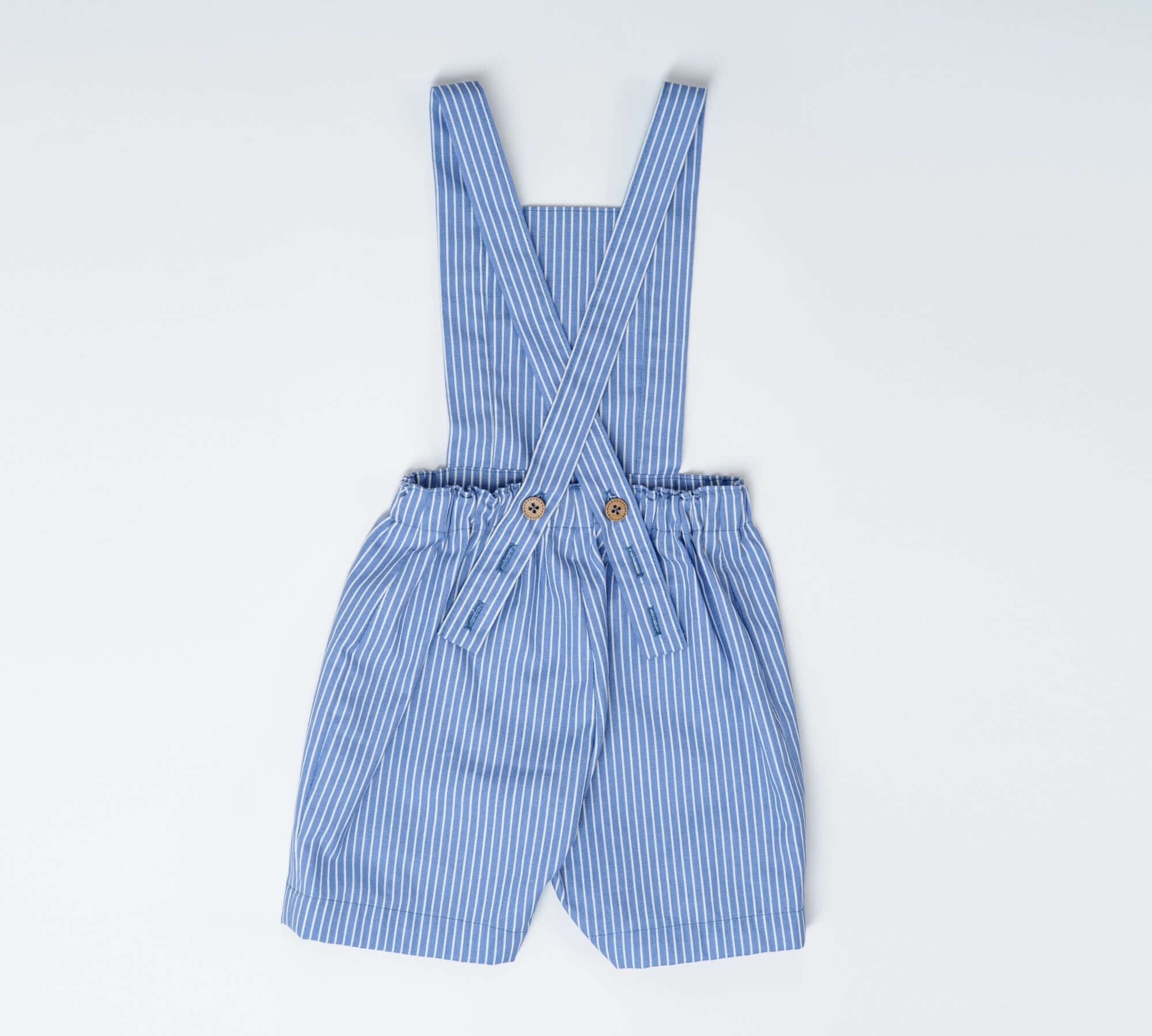 Schnittmuster Latzhose MAX in blau-weiß gestreift, ideal für Babys und Kinder – 2-in-1 kurz und lang.