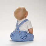 Schnittmuster Latzhose MAX – Baby in blauer gestreifter Latzhose mit Trägern, geeignet für Sommer und Winter.