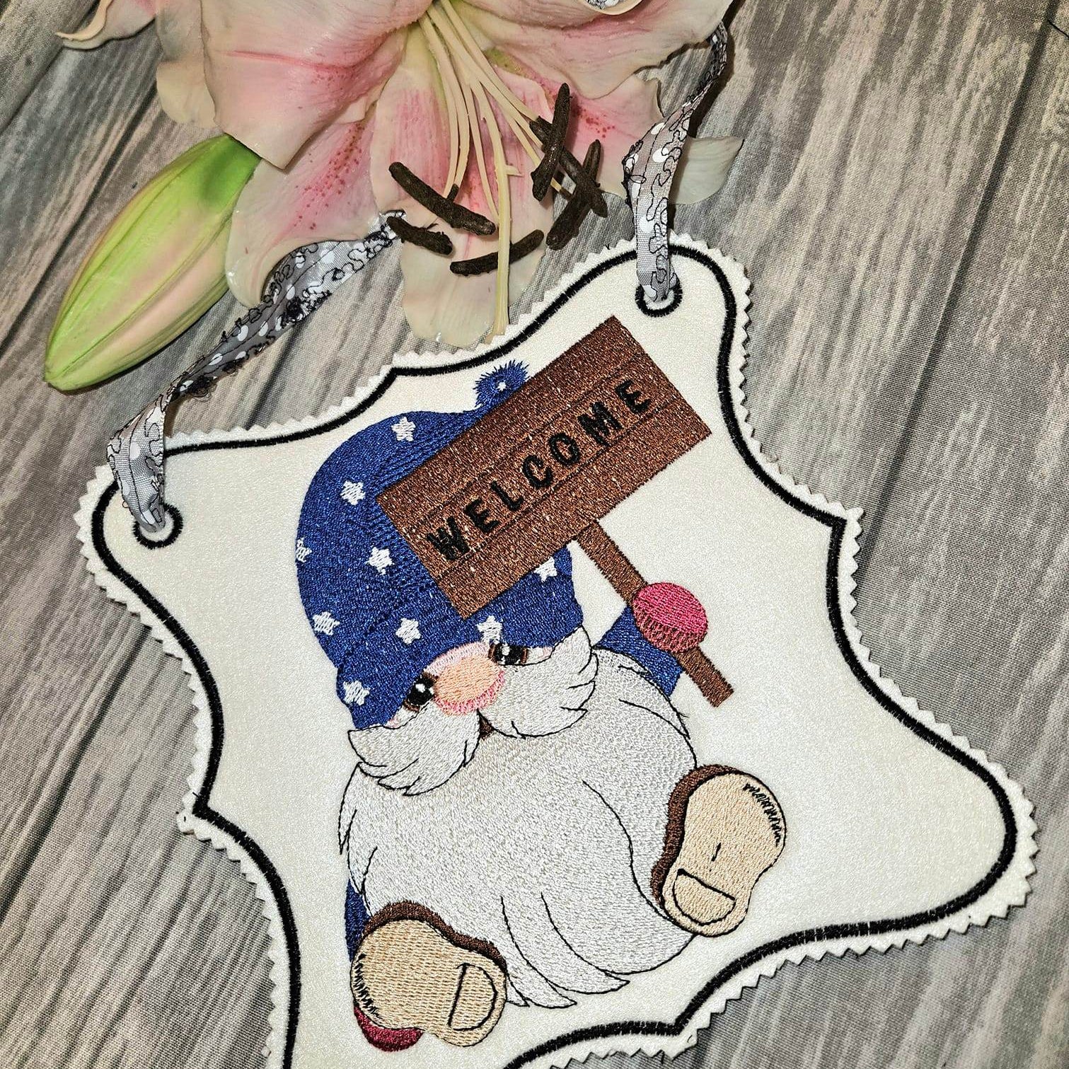 Gnom Stickdatei mit Welcome-Schild – ein fröhlicher Gruß für deine Stickmaschine - Sewando