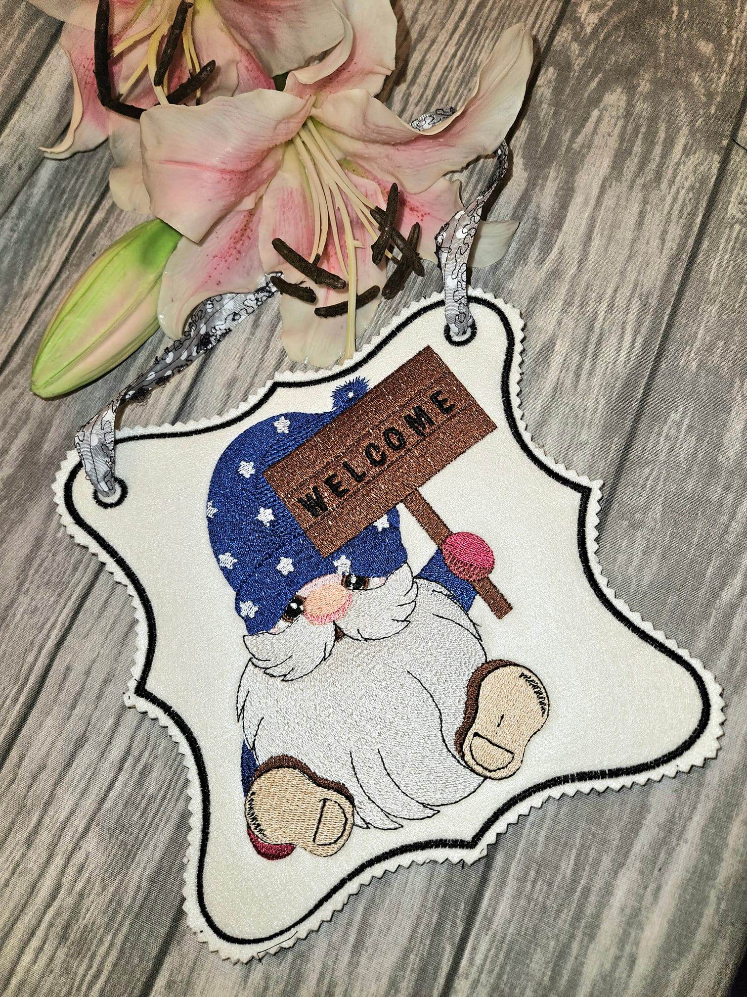 Gnom Stickdatei mit Welcome-Schild – ein fröhlicher Gruß für deine Stickmaschine - Sewando
