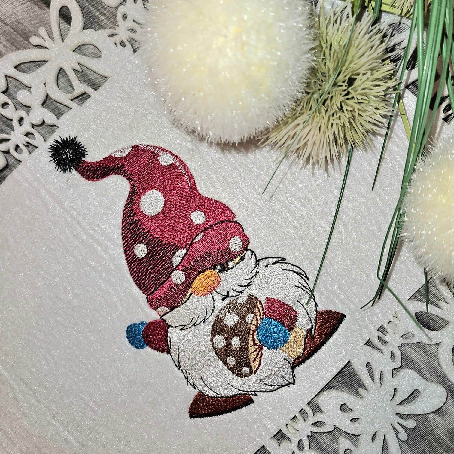 Gnom mit Fliegenpilz Stickdatei – für deine Stickmaschine - Sewando