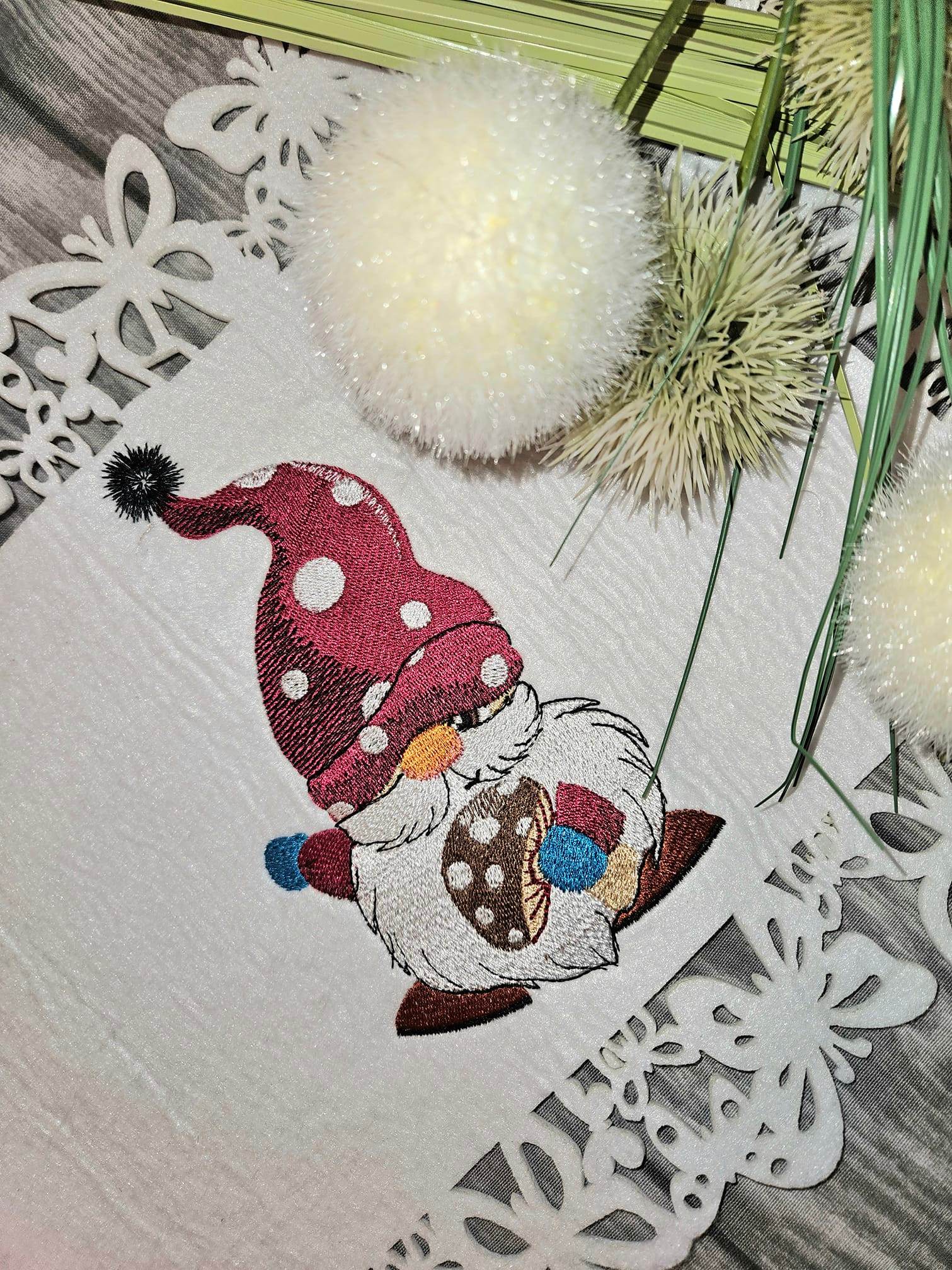 Gnom mit Fliegenpilz Stickdatei – für deine Stickmaschine - Sewando