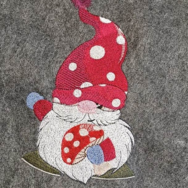 Gnom mit Fliegenpilz Stickdatei – für deine Stickmaschine - Sewando