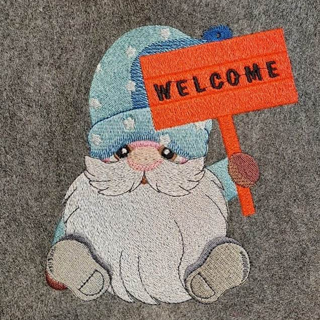 Gnom Stickdatei mit Welcome-Schild – ein fröhlicher Gruß für deine Stickmaschine - Sewando
