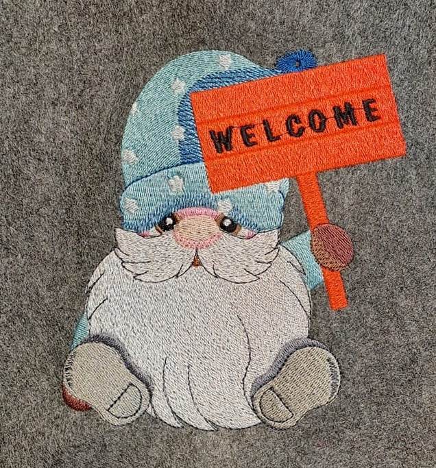 Gnom Stickdatei mit Welcome-Schild – ein fröhlicher Gruß für deine Stickmaschine - Sewando