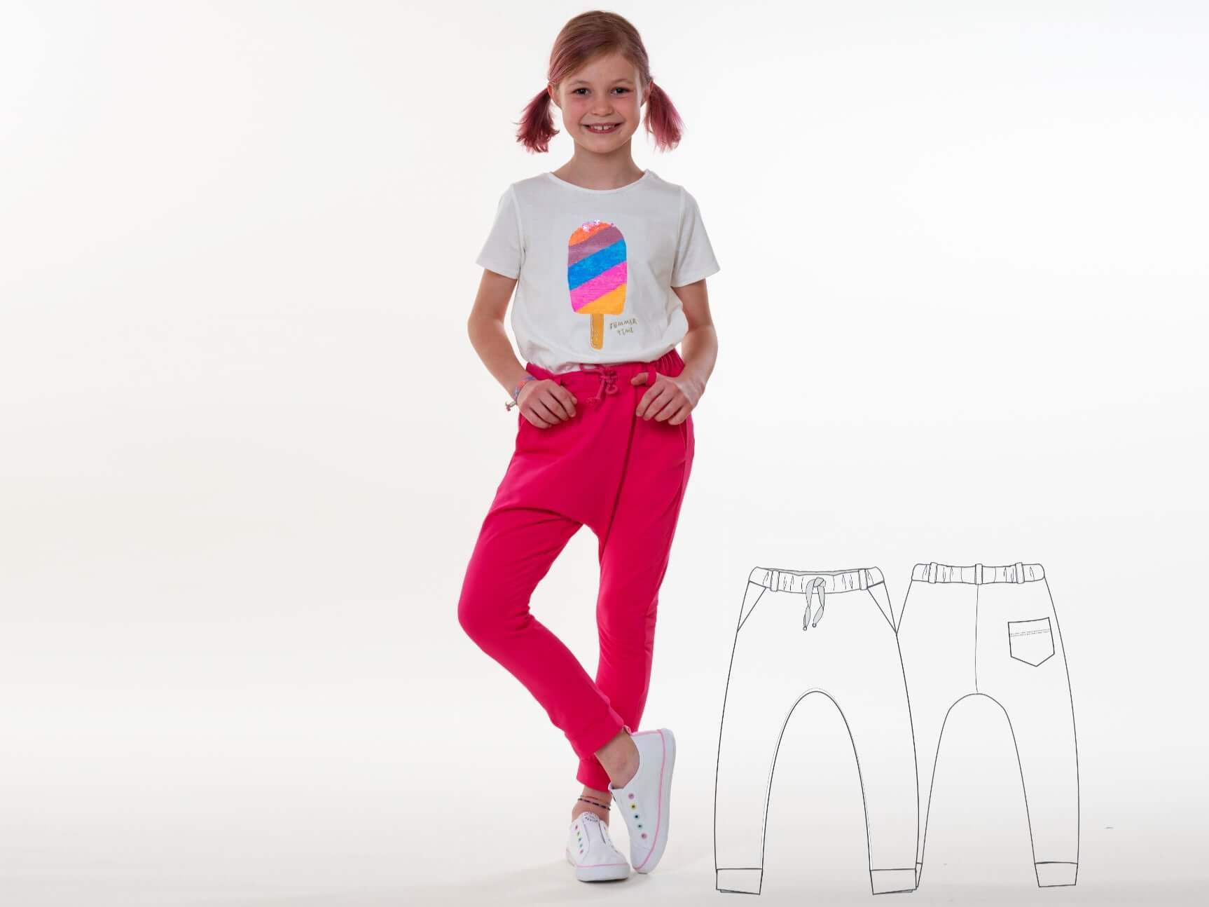 Mädchen im pinken Jogginghose mit T-Shirt und Schnittmuster Set PAULA DADO Poncho Kapuze Jogginghose im Hintergrund