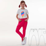 Mädchen im pinken Jogginghose mit T-Shirt und Schnittmuster Set PAULA DADO Poncho Kapuze Jogginghose im Hintergrund