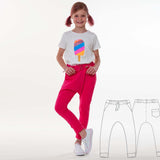 Mädchen im pinken Jogginghose mit T-Shirt und Schnittmuster Set PAULA DADO Poncho Kapuze Jogginghose im Hintergrund