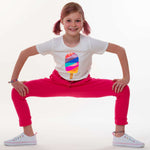 Schnittmuster Set PAULA DADO Poncho Kapuze Jogginghose, Kindermodel in leuchtenden Outfits mit Eiscreme-Motiv.