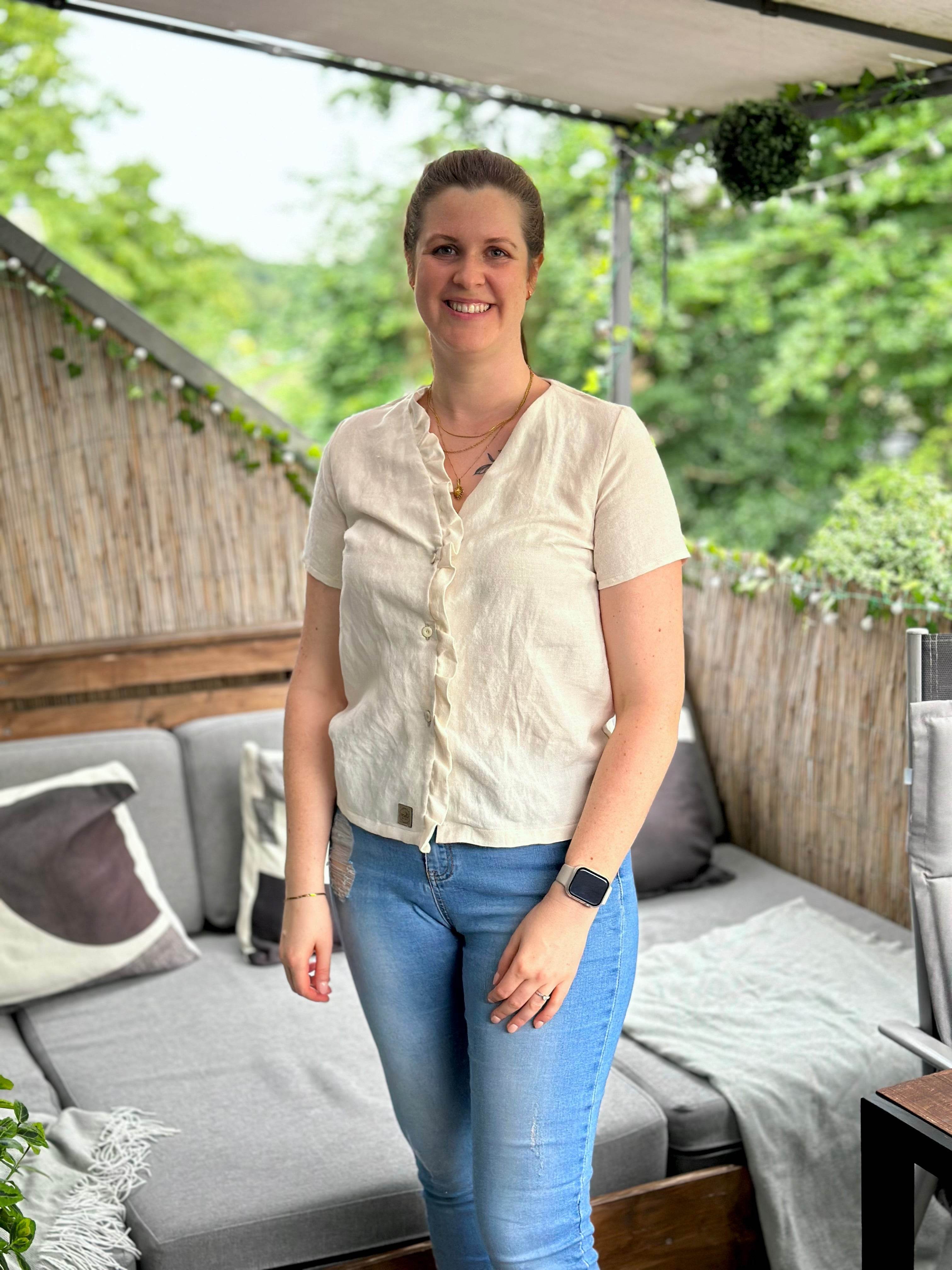 Schnittmuster Bluse DAISY - V-Ausschnit mit Rüsche, Kurzarm | Gr. 32-50 (PDF) - Sewando