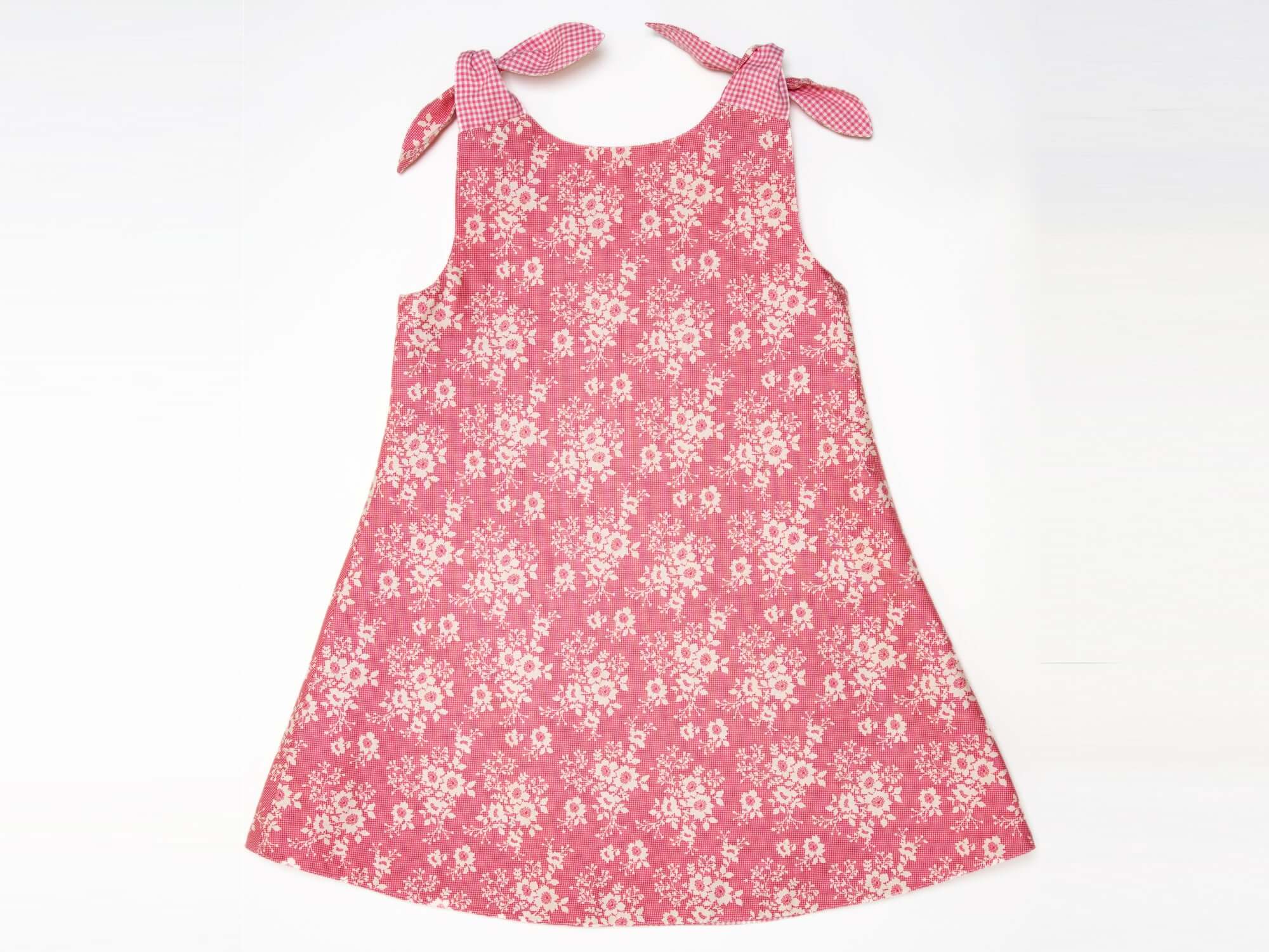 Schnittmuster Schürzenkleid JULE PDF 3-in-1, rotes Schürzenkleid mit Blumenmuster und Schleifen