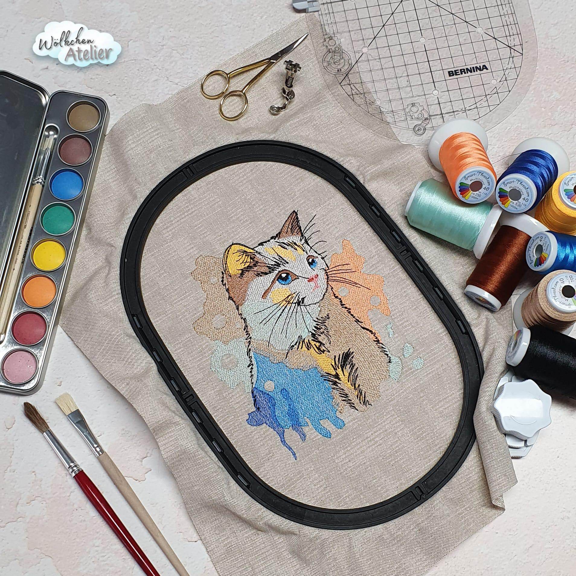 Bunte Aquarellkatze mit liebevollen Details – Stickdatei für deine Stickmaschine - Sewando