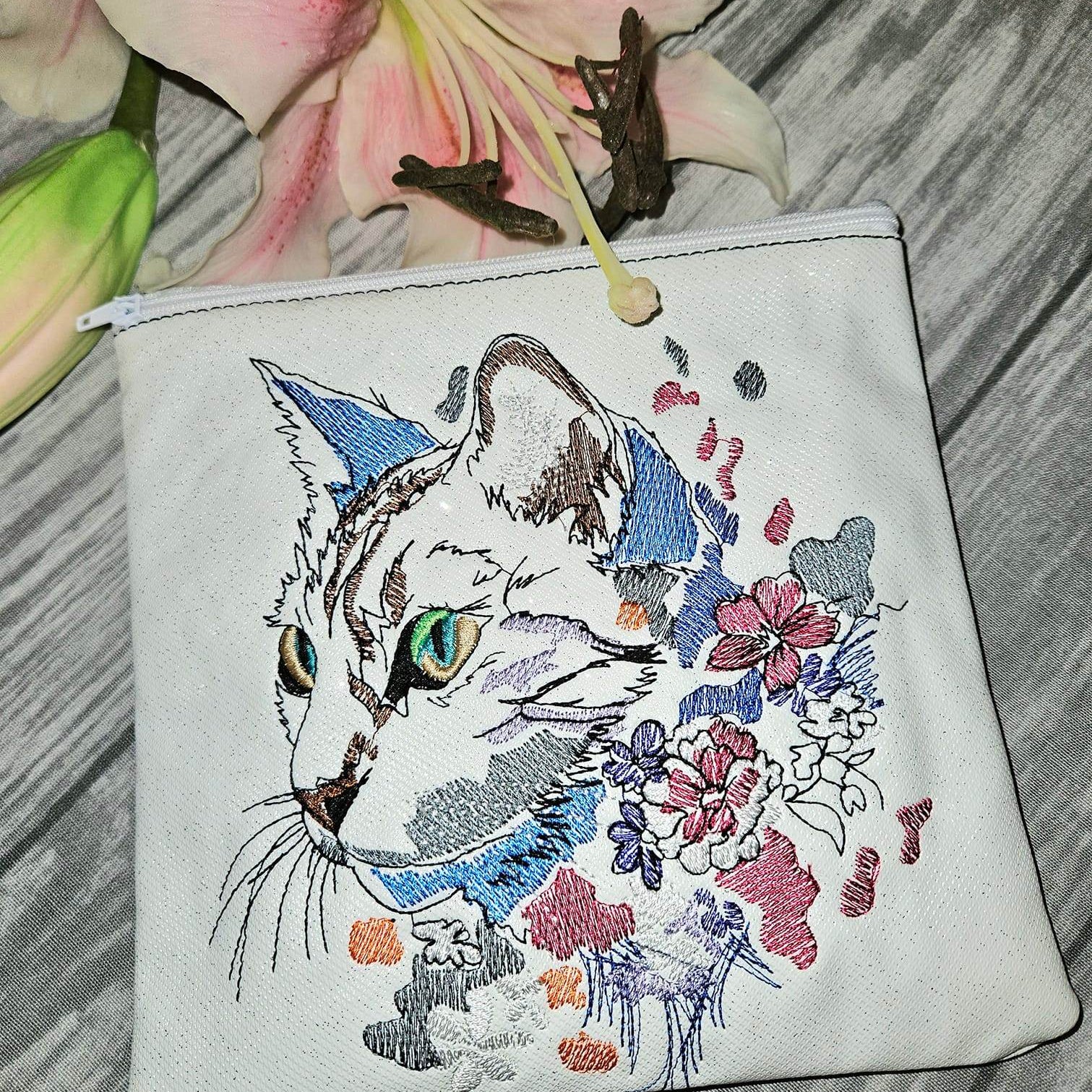 Katzenkopf mit floraler Umrahmung im Doodle-Stil für deine Stickmaschine - Sewando