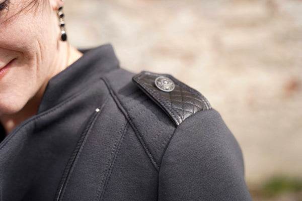 Schnittmuster Jacke BIKER-Lola aus Kunstleder/ Stretch mit optionaler Kapuze Gr. 34-54 - Sewando