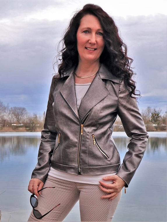 Schnittmuster Jacke BIKER-Lola aus Kunstleder/ Stretch mit optionaler Kapuze Gr. 34-54 - Sewando