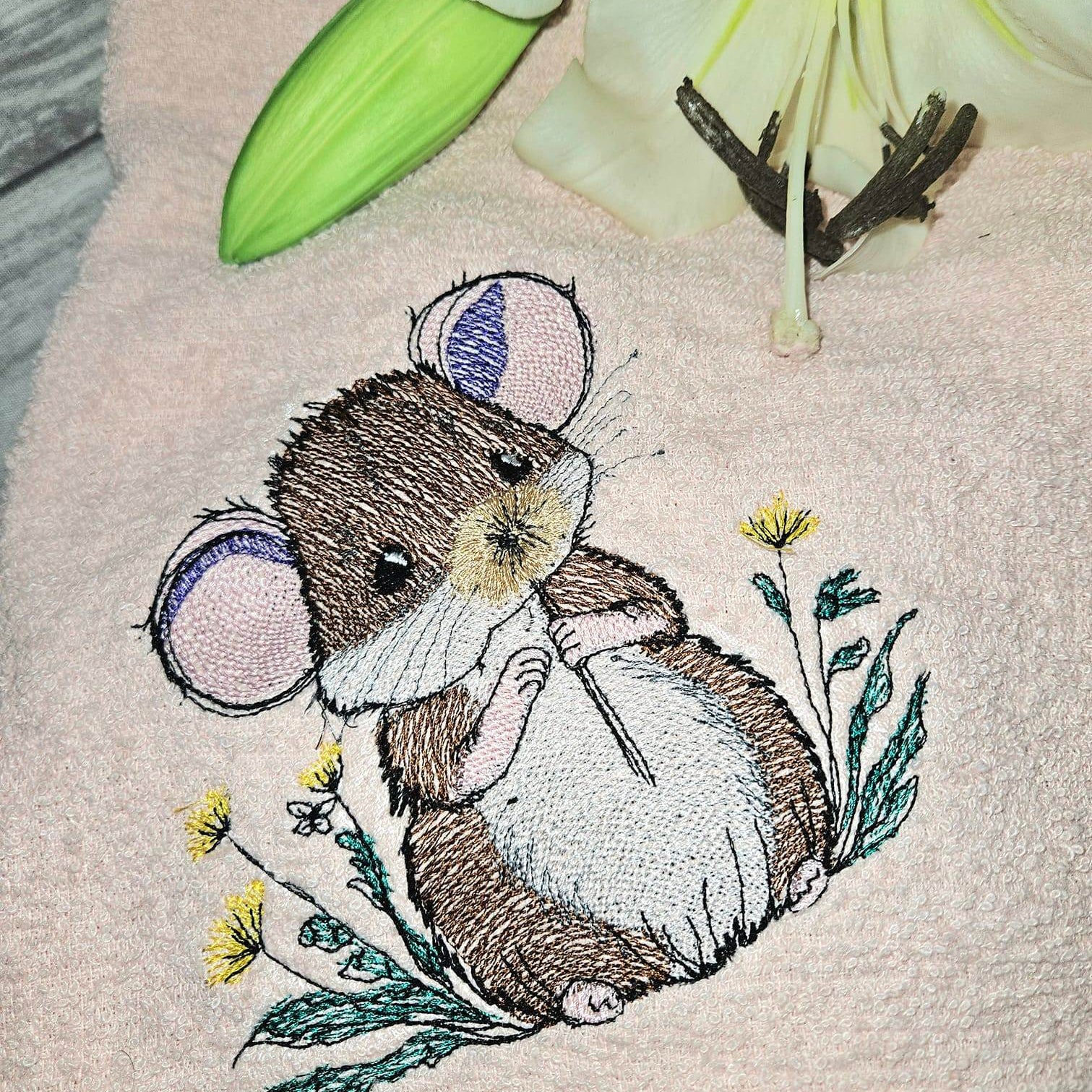 Maus Stickdatei – niedliches Tiermotiv mit Blümchen für deine Stickmaschine - Sewando