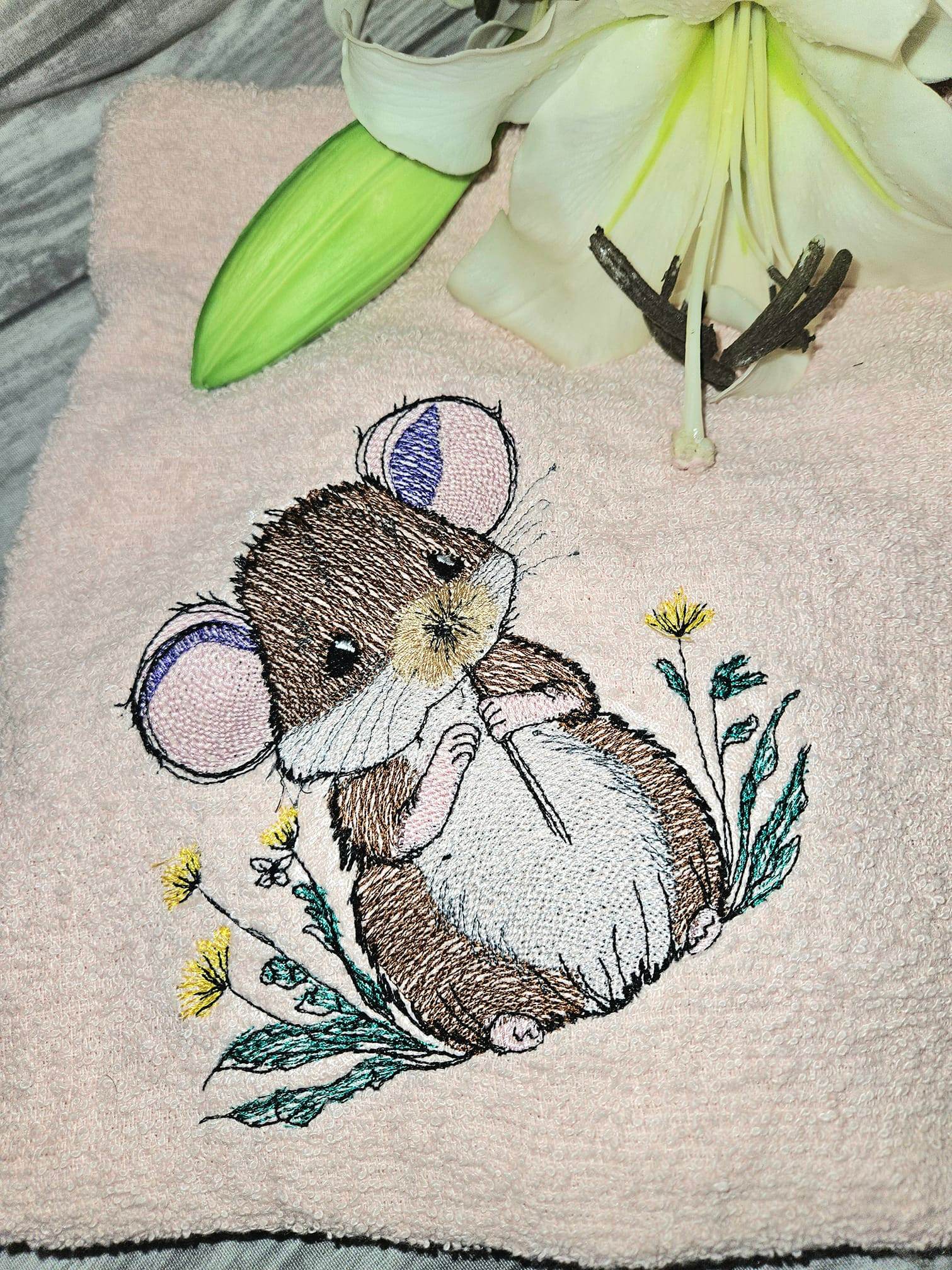 Maus Stickdatei – niedliches Tiermotiv mit Blümchen für deine Stickmaschine - Sewando
