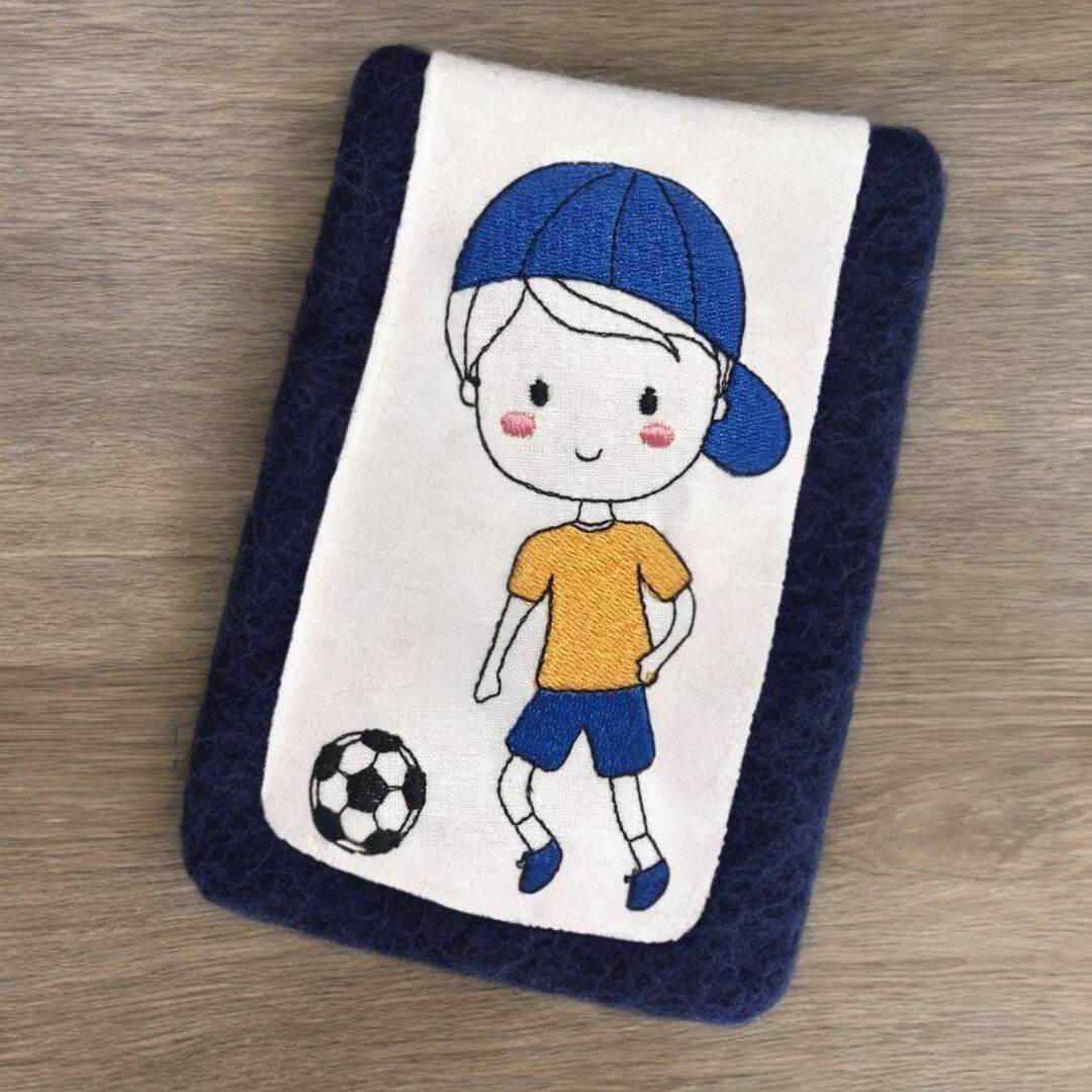 Junge mit Ball Stickdatei – sportlich, frech und voller Energie für deine Stickmaschine - Sewando