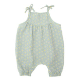 Schnittmuster Baby Overall Jumpsuit NELE – Kleinkind Sommer-Overall in hellblau mit Blumenmuster und Trägern.
