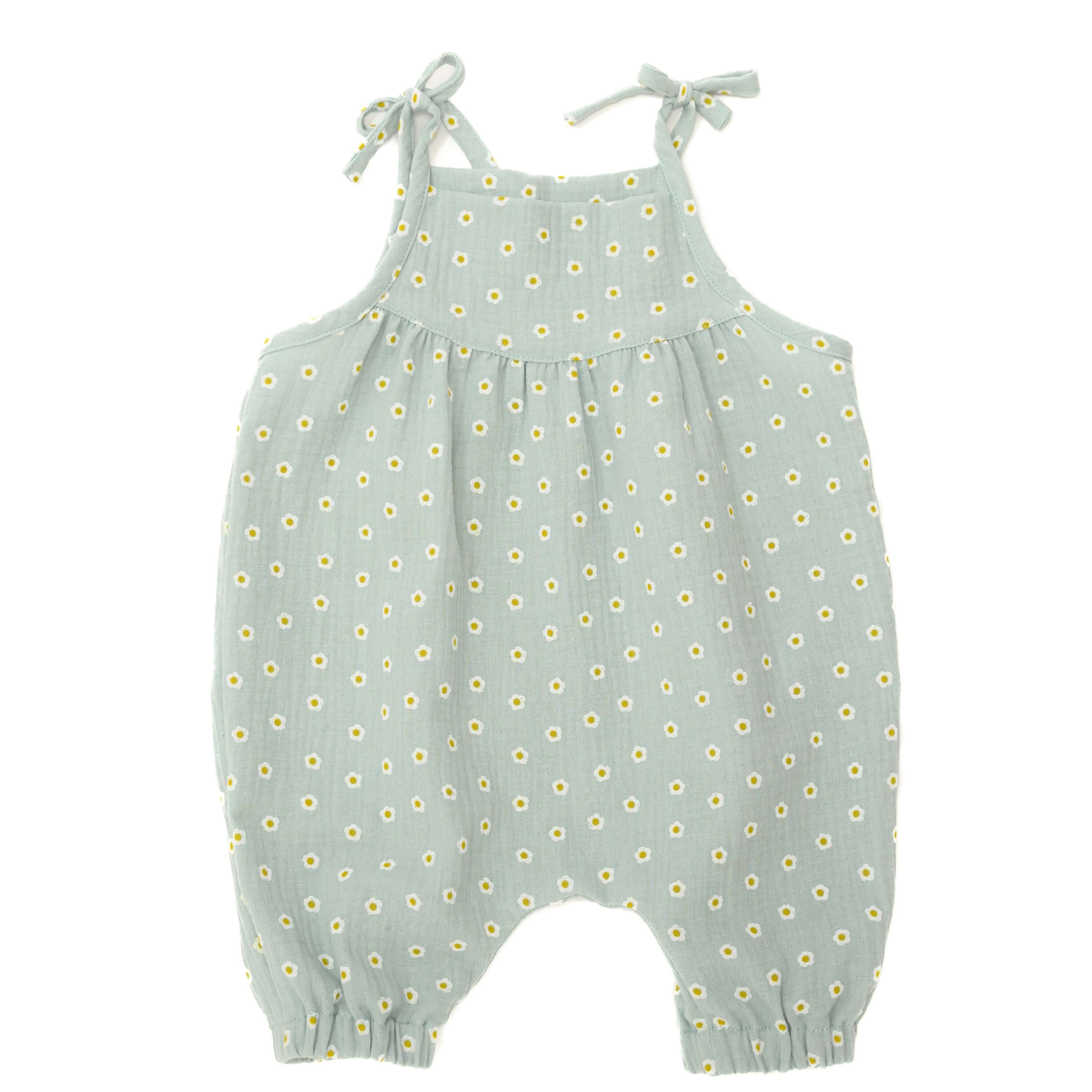 Schnittmuster Baby Overall Jumpsuit NELE – Kleinkind Sommer-Overall in hellblau mit Blumenmuster und Trägern.