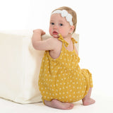 Schnittmuster Baby Overall Jumpsuit NELE – Kleinkind Sommer-Overall in gelbem Design mit Blumenmuster.