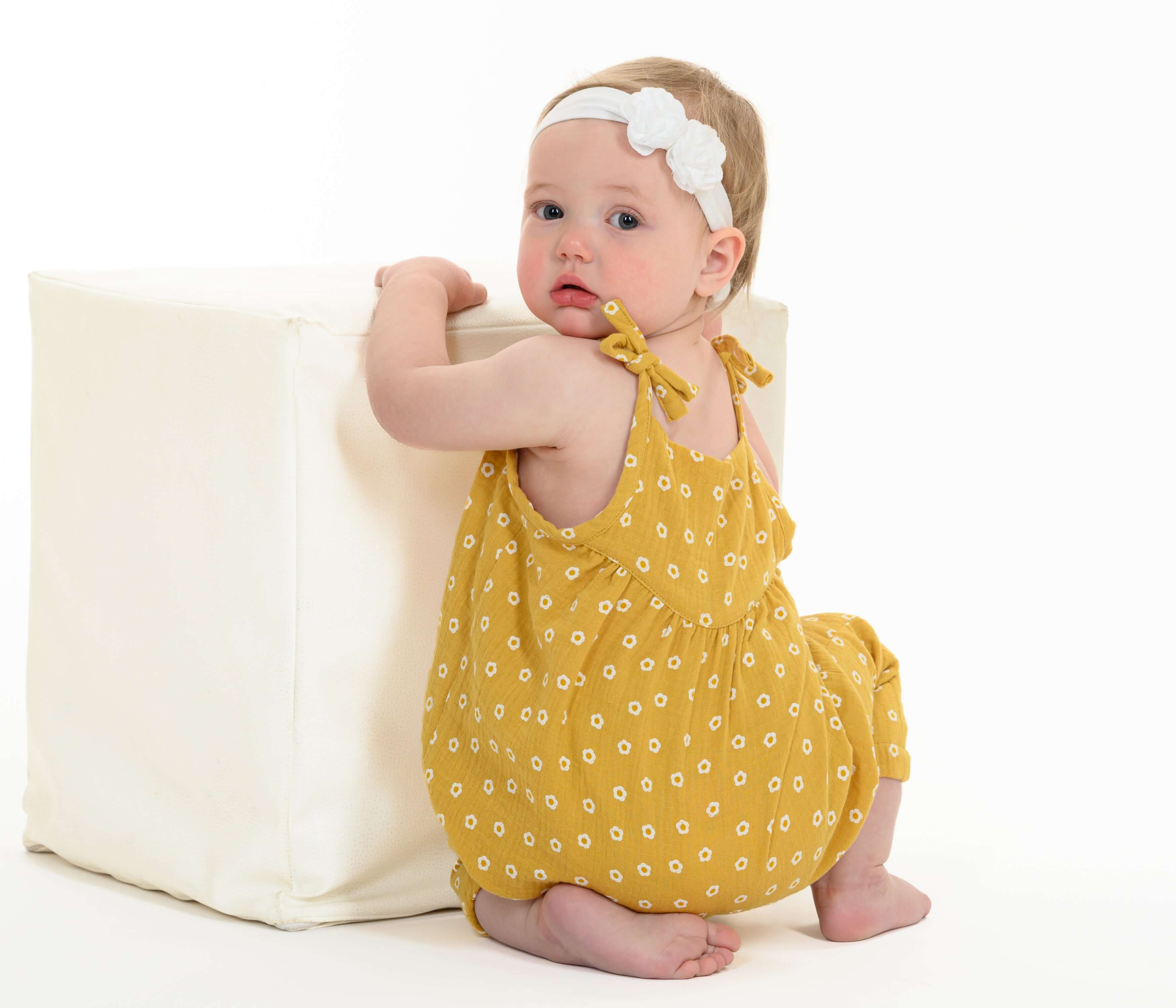 Schnittmuster Baby Overall Jumpsuit NELE – Kleinkind Sommer-Overall in gelbem Design mit Blumenmuster.
