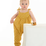 Schnittmuster Baby Overall Jumpsuit NELE – Kleinkind Sommer-Overall in gelb mit Blumenmuster.