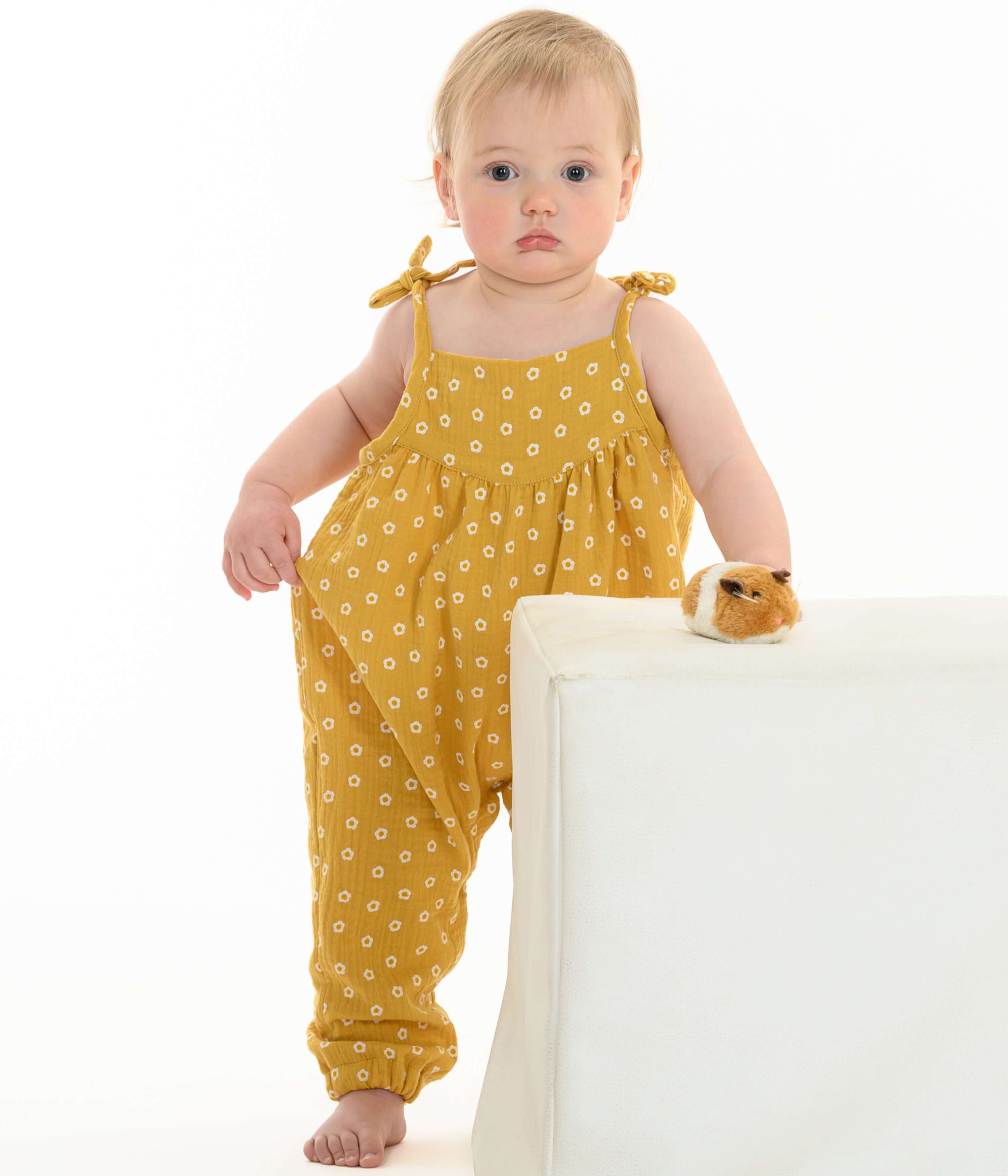 Schnittmuster Baby Overall Jumpsuit NELE – Kleinkind Sommer-Overall in gelb mit Blumenmuster.