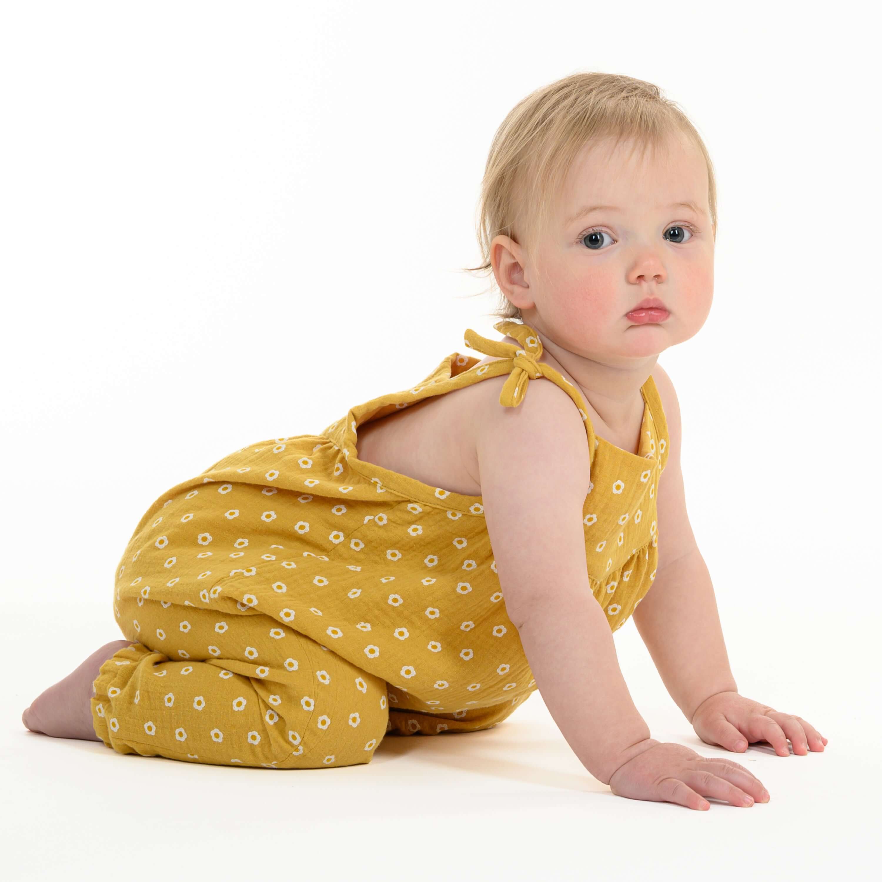 Schnittmuster Baby Overall Jumpsuit NELE – Kleinkind Sommer-Overall in gelb mit Blumenmuster, perfekt für den Sommer.