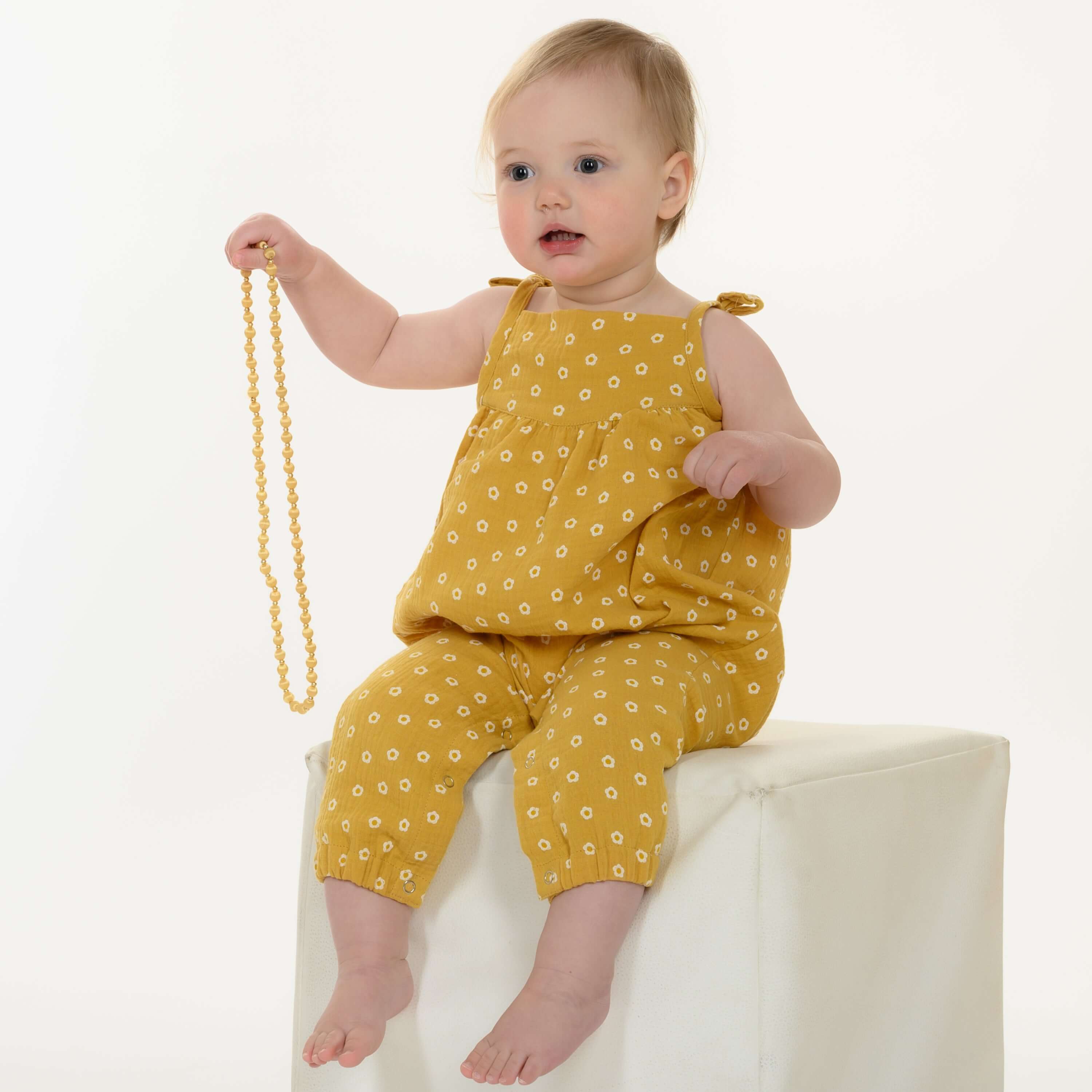Schnittmuster Baby Overall Jumpsuit NELE – Kleinkind Sommer-Overall in gelb mit Blumenmuster, ideal für den Sommer.