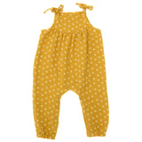 Schnittmuster Baby Overall Jumpsuit in Senfgelb mit weißen Punkten für den Sommer, ideal für Kleinkinder.
