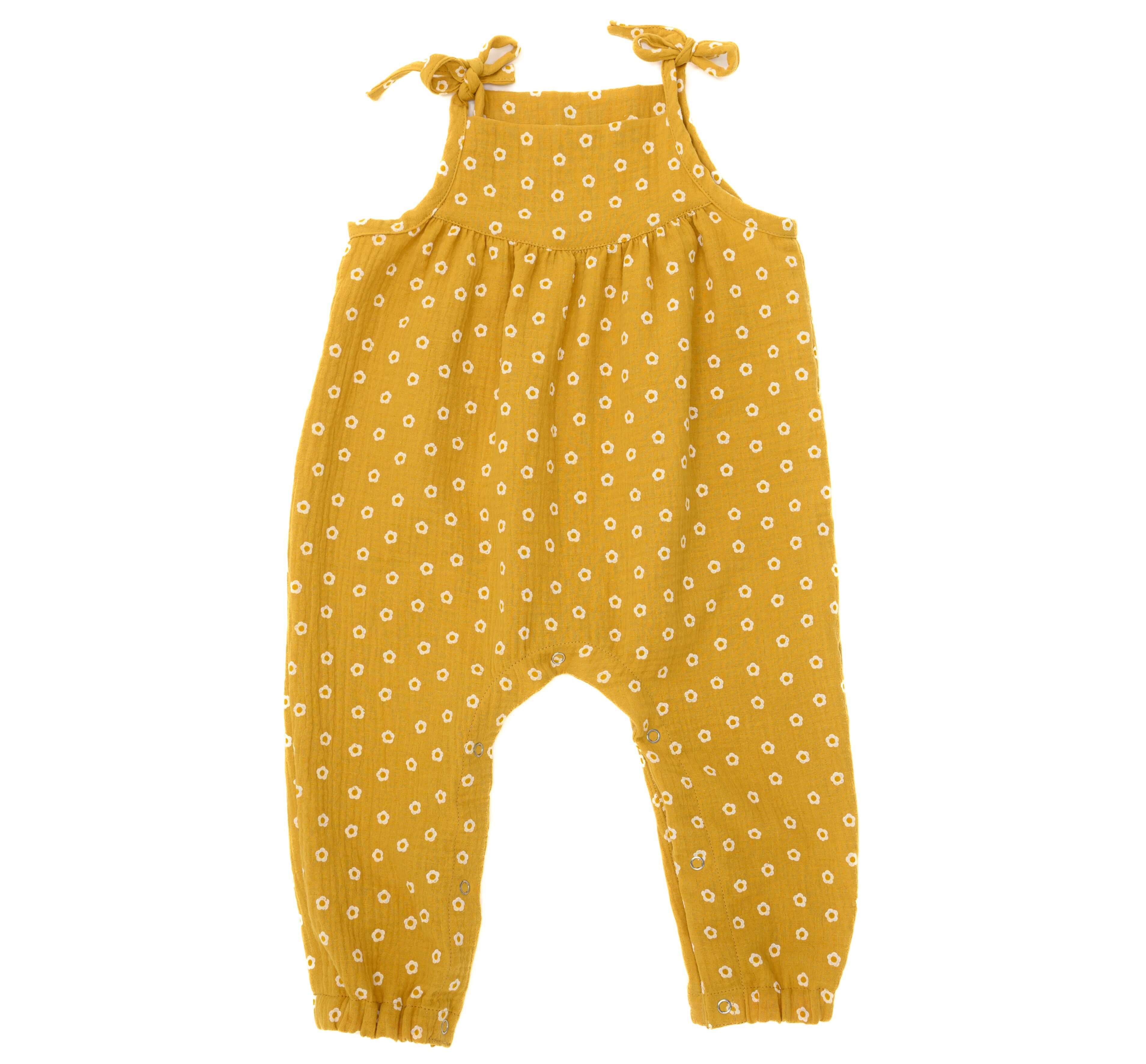 Schnittmuster Baby Overall Jumpsuit in Senfgelb mit weißen Punkten für den Sommer, ideal für Kleinkinder.