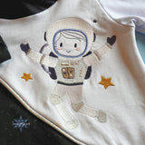 Astronaut Stickdatei – der kleine Weltraumabenteurer für deine Stickmaschine - Sewando