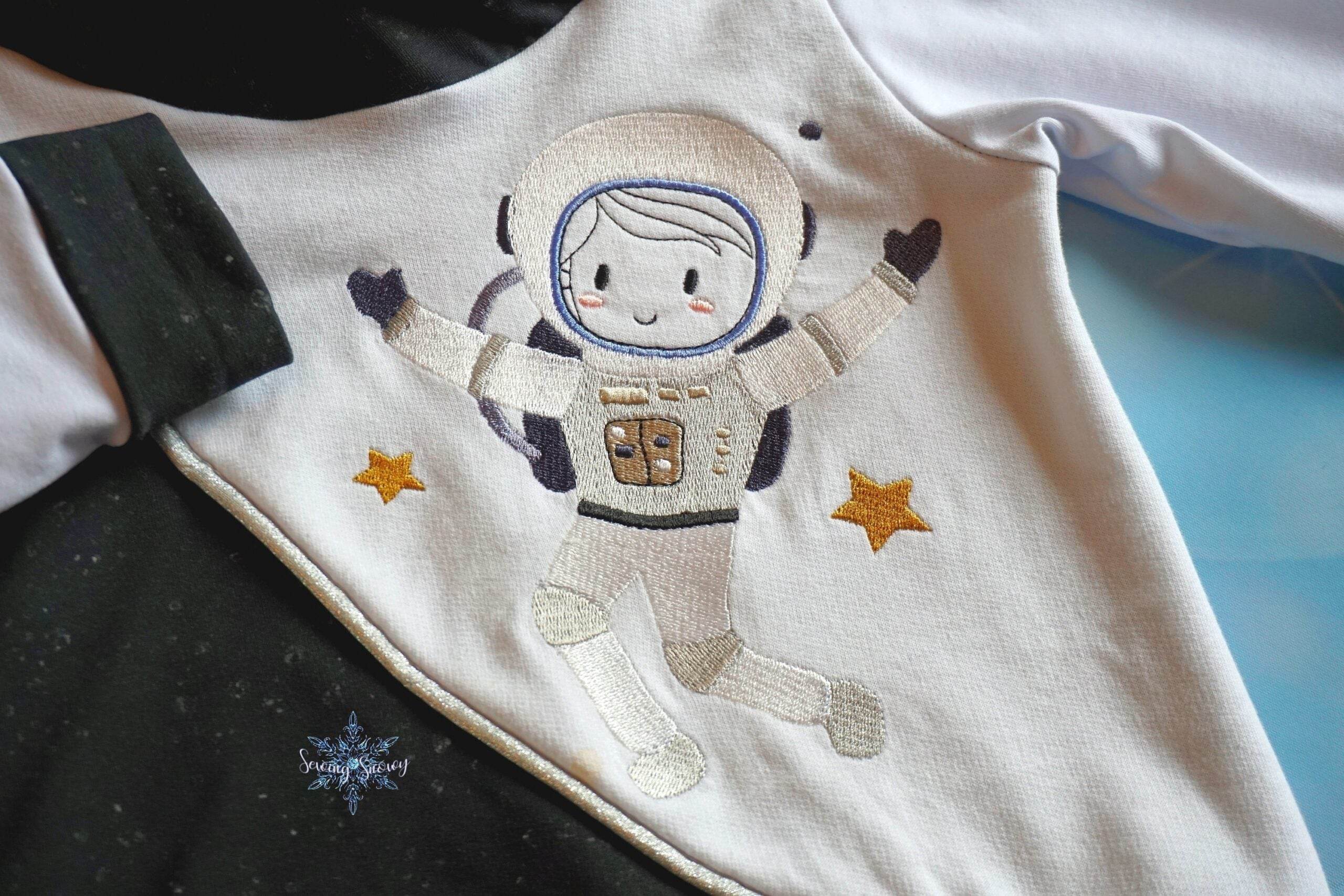 Astronaut Stickdatei – der kleine Weltraumabenteurer für deine Stickmaschine - Sewando