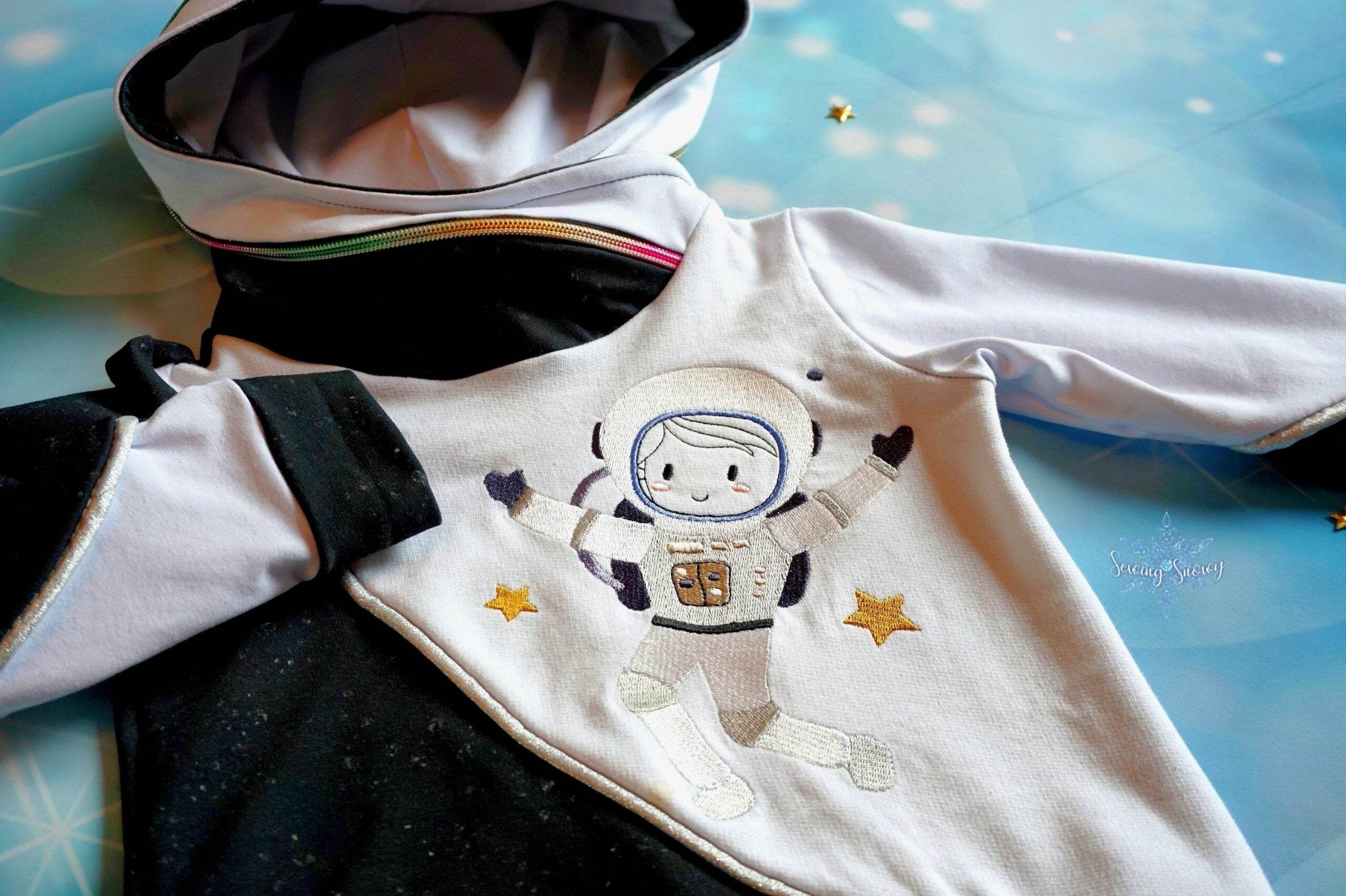 Astronaut Stickdatei – der kleine Weltraumabenteurer für deine Stickmaschine - Sewando