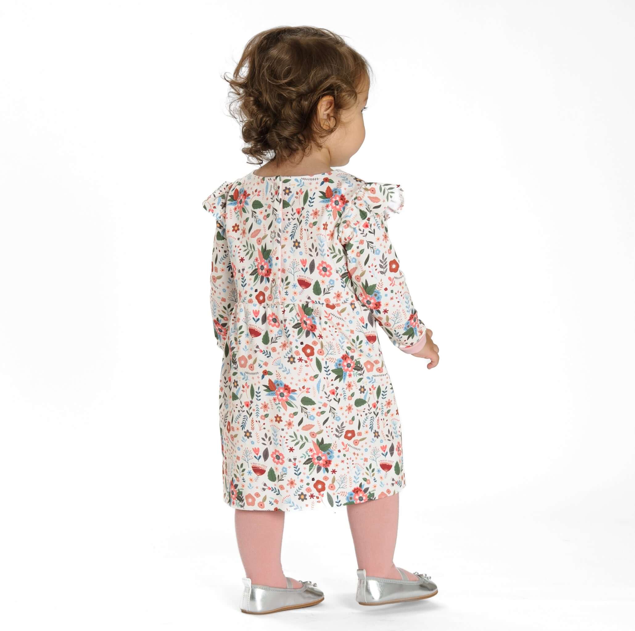 Schnittmuster Retro Kleid für Mädchen ELLA mit langen Ärmeln von hinten, blumiger Stoff in zarten Farben.