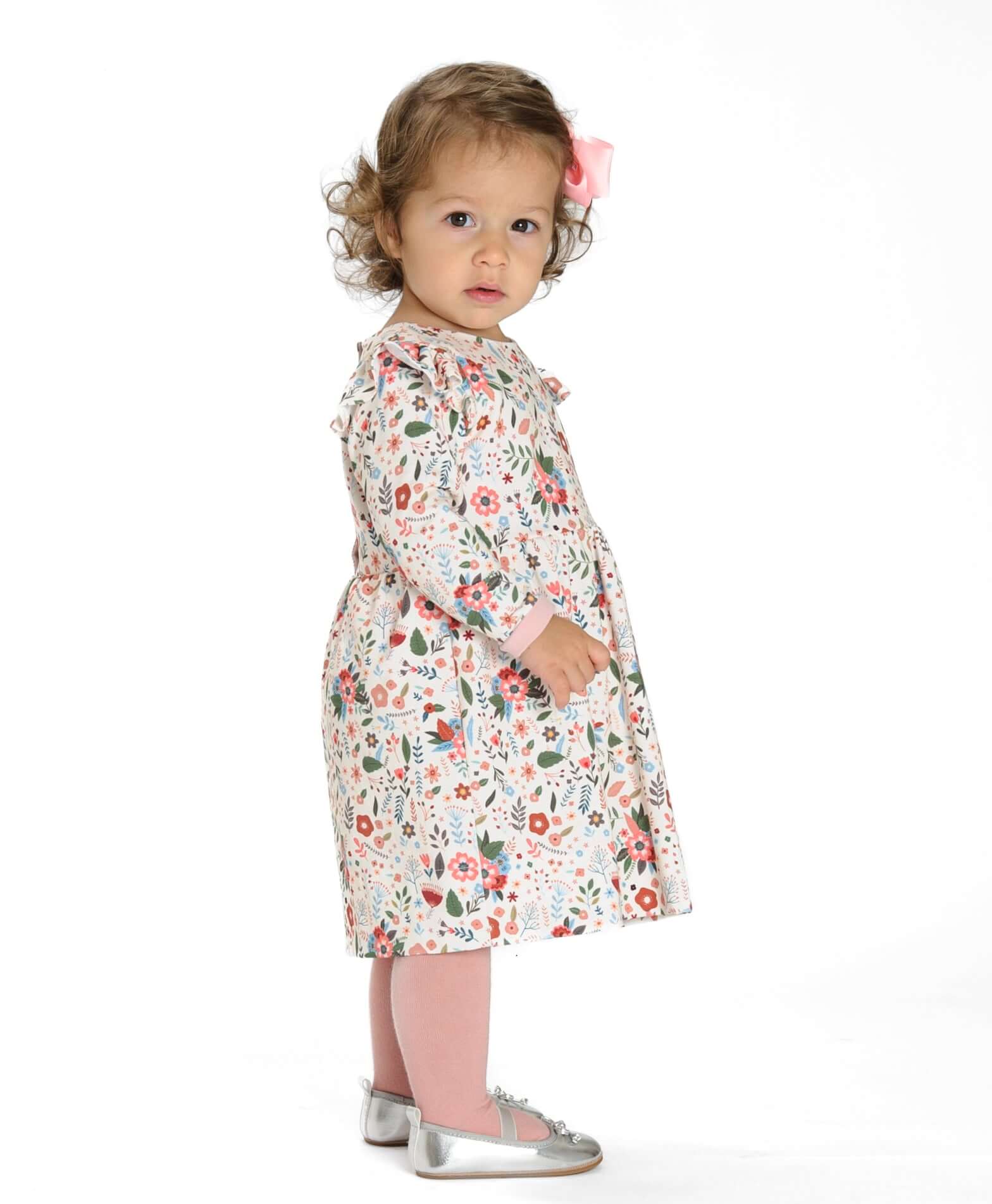 Schnittmuster Mädchenkleid ELLA – kleines Mädchen in Retro Kleid mit Volants, fröhliches Blumenmuster.